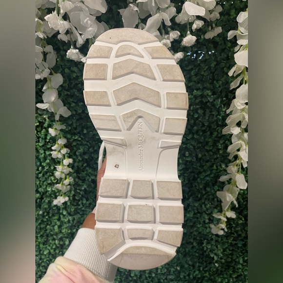 Alexander McQueen Tread Slick Low Top Sneakers WORN ONCE, LIKE NEW, size 43 - Picture 4 of 5